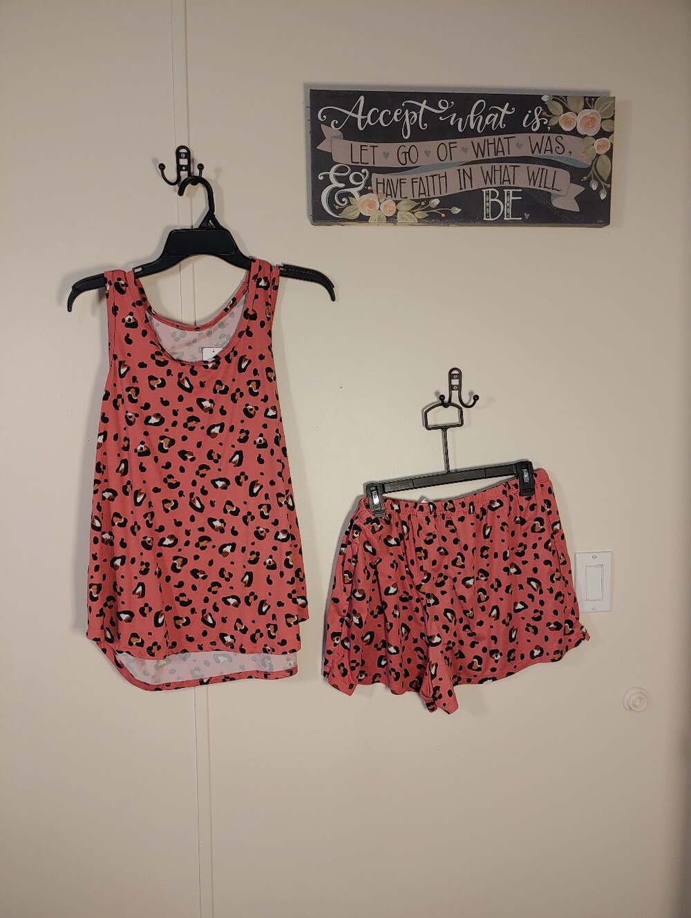 Like New Joyspun XL (16-18) Adorable Salmon Leopard Sleeveless Pajama Set